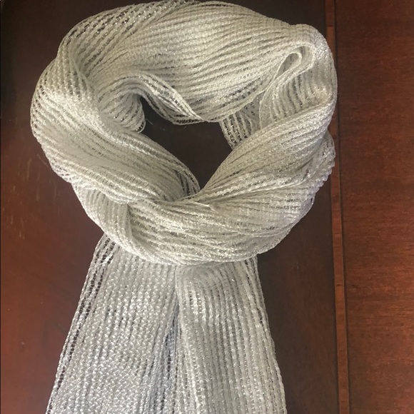 Set of clutch and silk silver scarf. - Picture 3 of 3